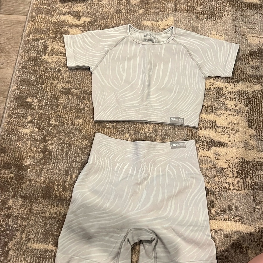 Silver Boh Tee workout set